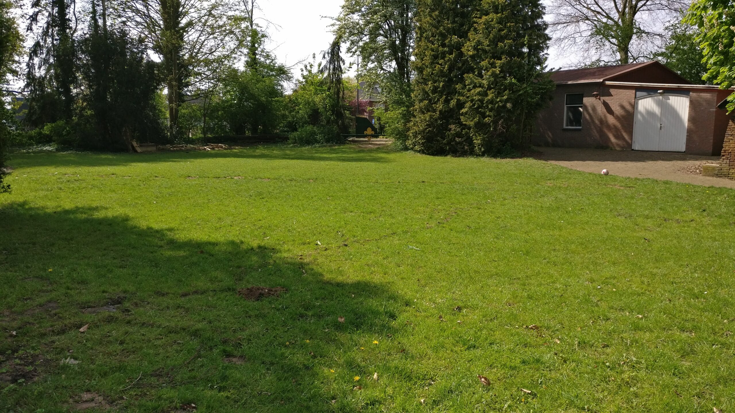 Overzichtsfoto Clubgebouw met terrein